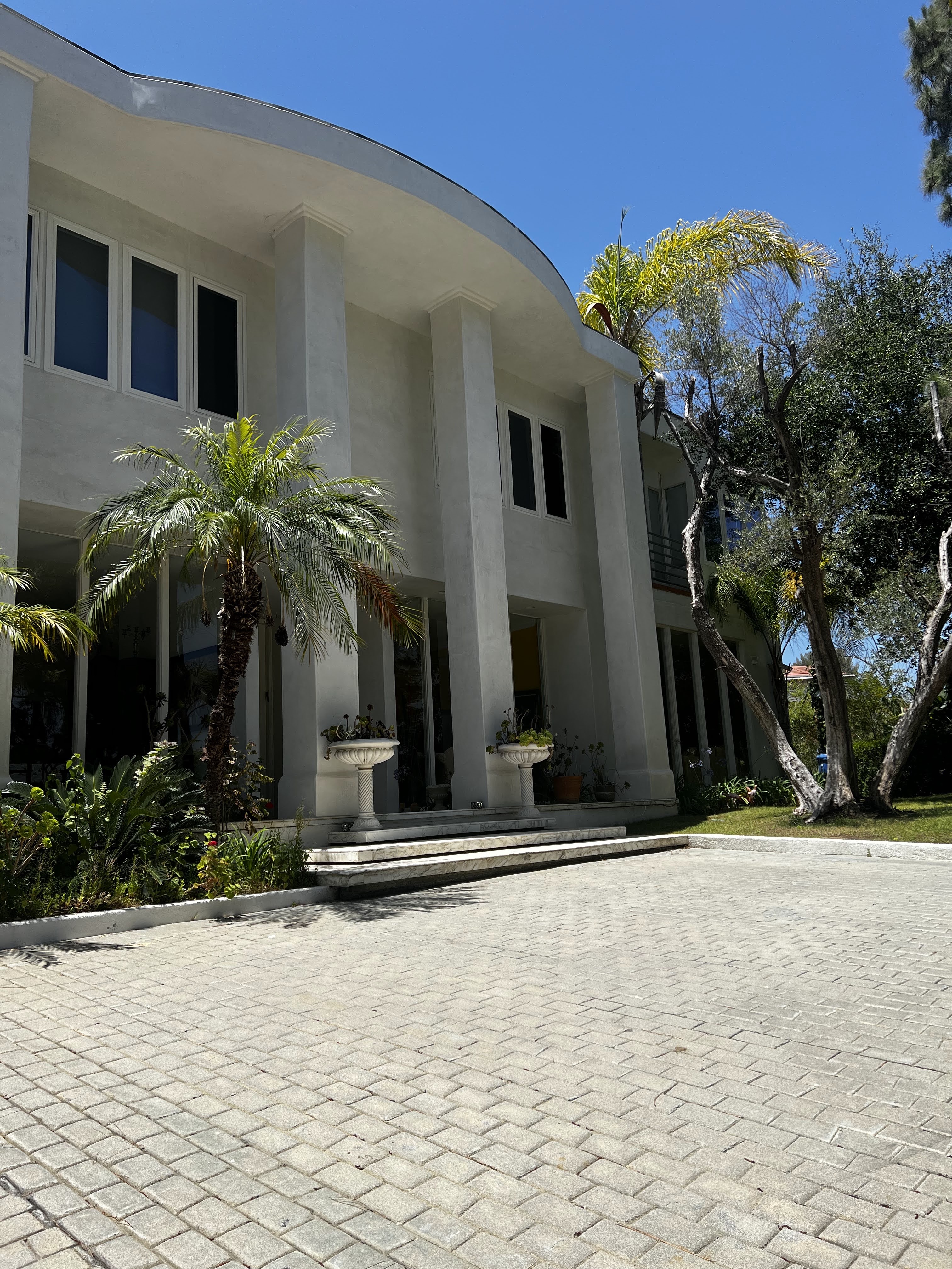 F's White Modern Window Home — photo 3