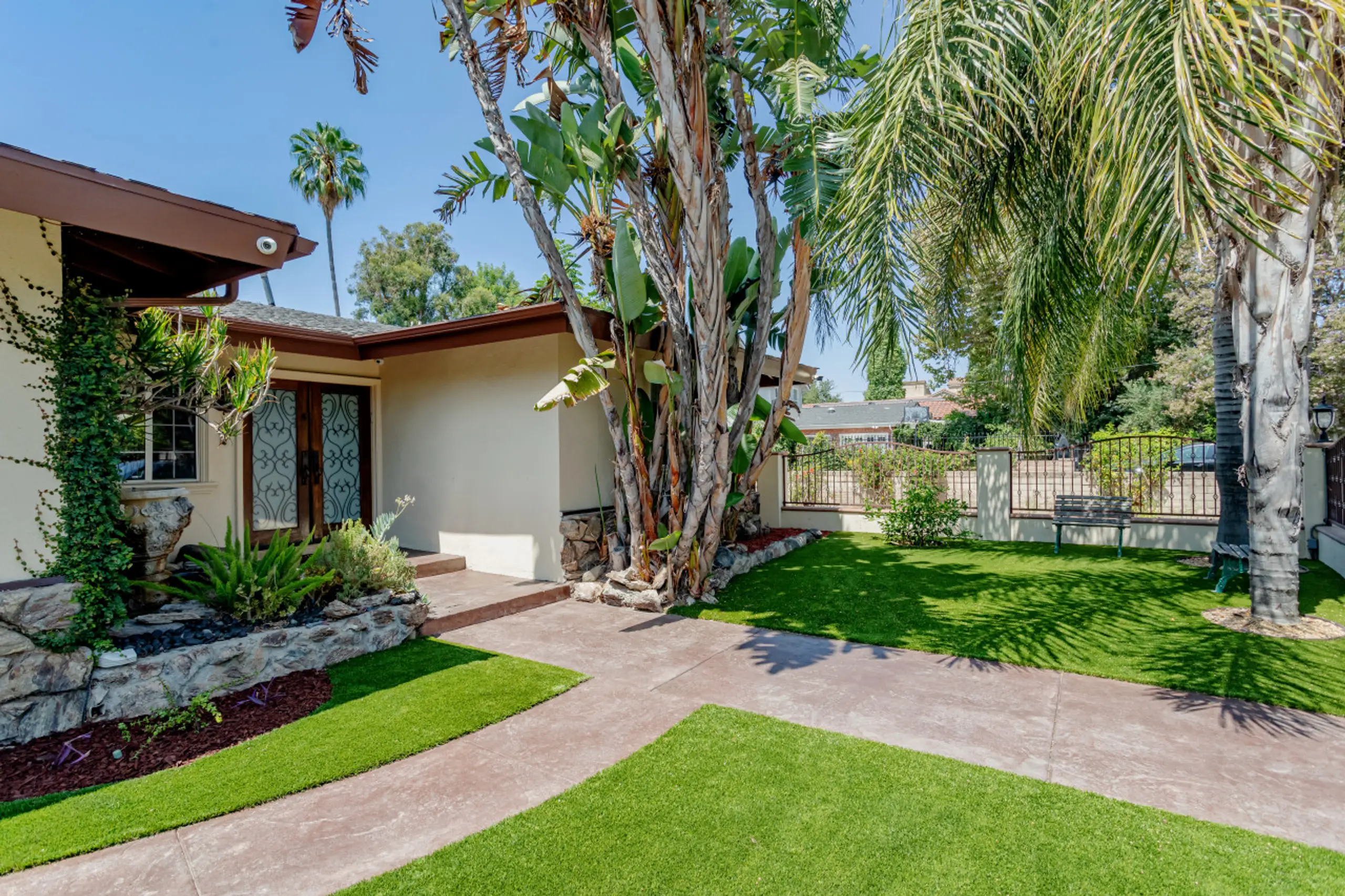 J's Cozy Leghorn Home & Jacuzzi — photo 4