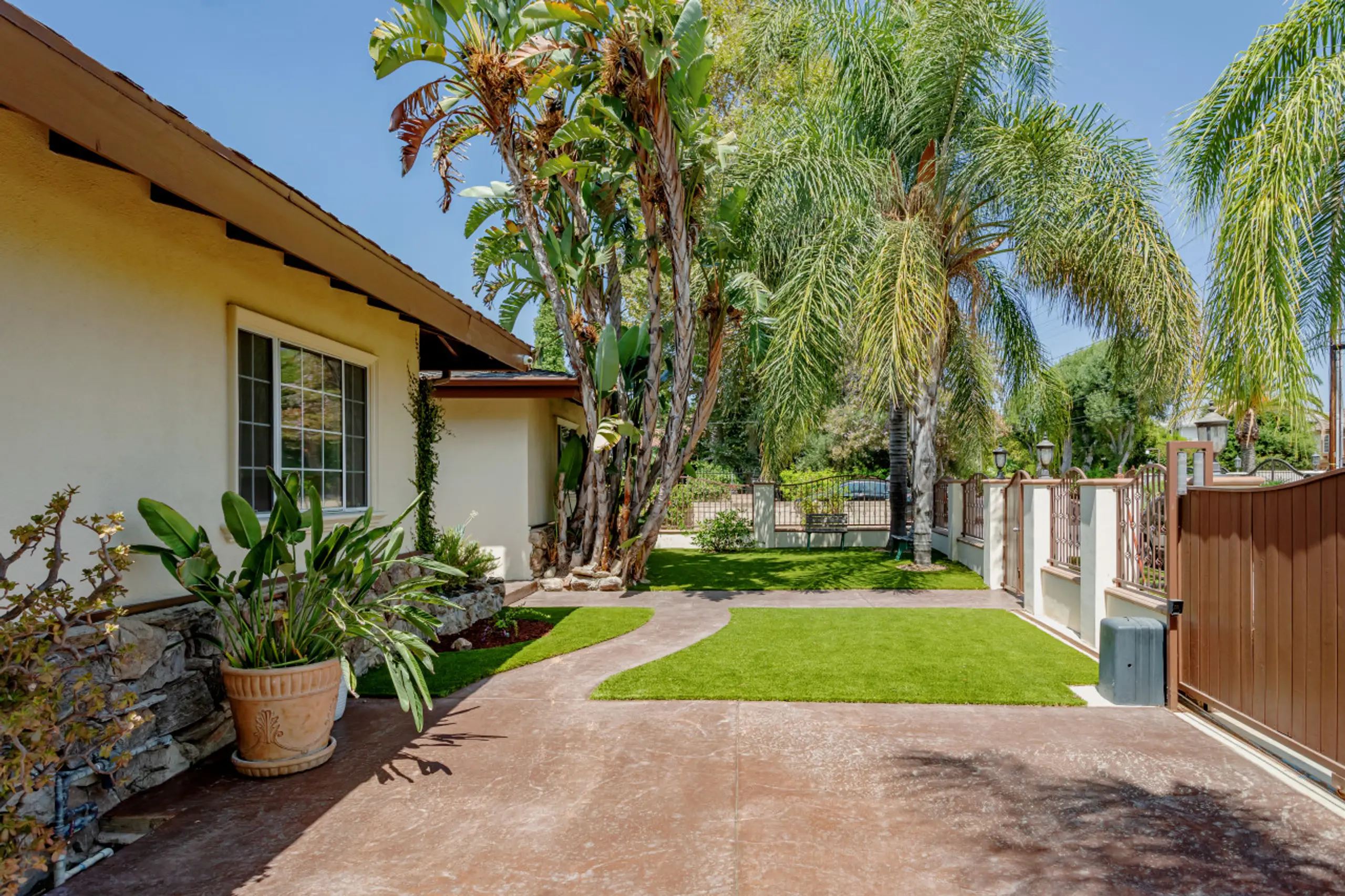 J's Cozy Leghorn Home & Jacuzzi — photo 5