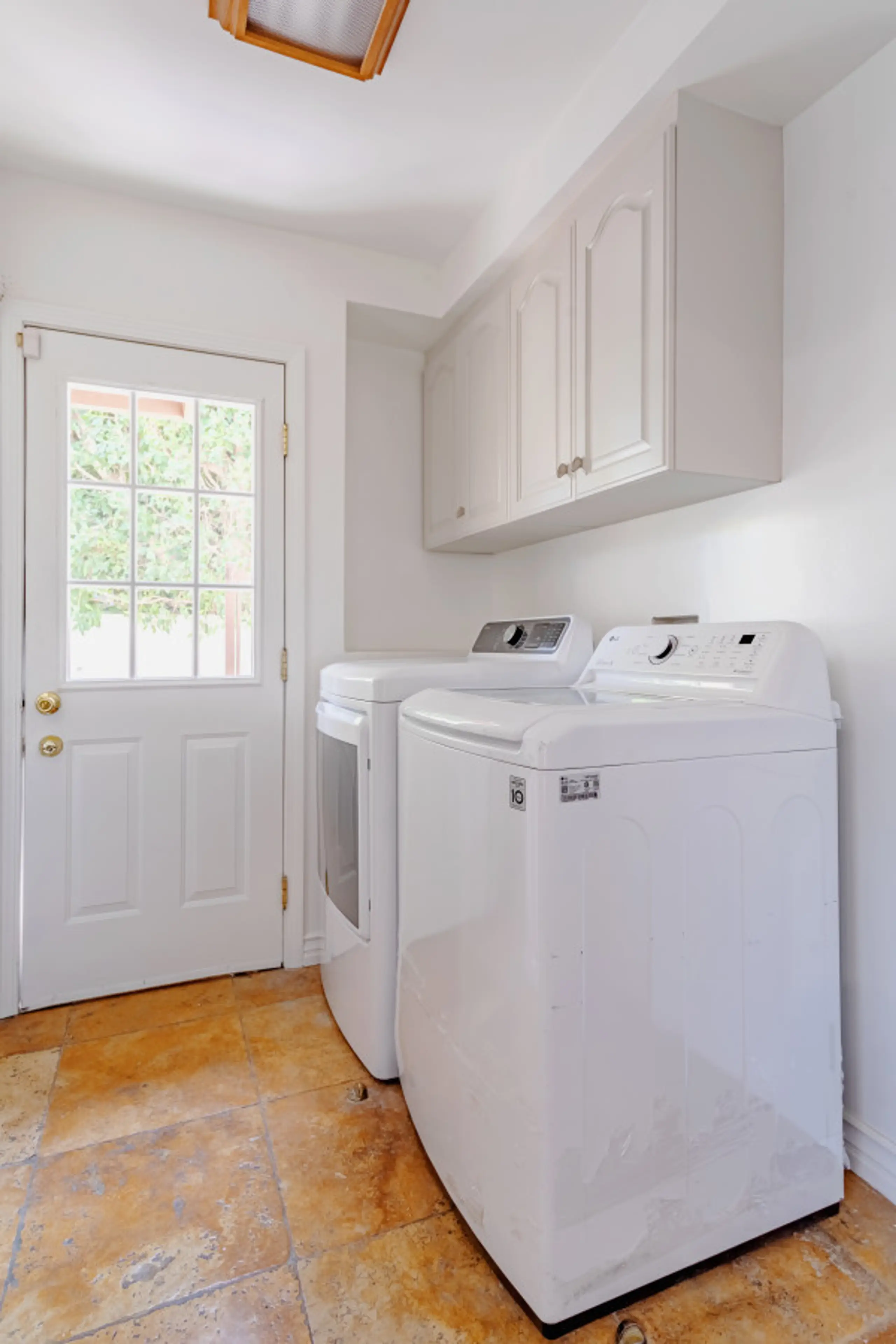 J's Cozy Leghorn Home & Jacuzzi — photo 10