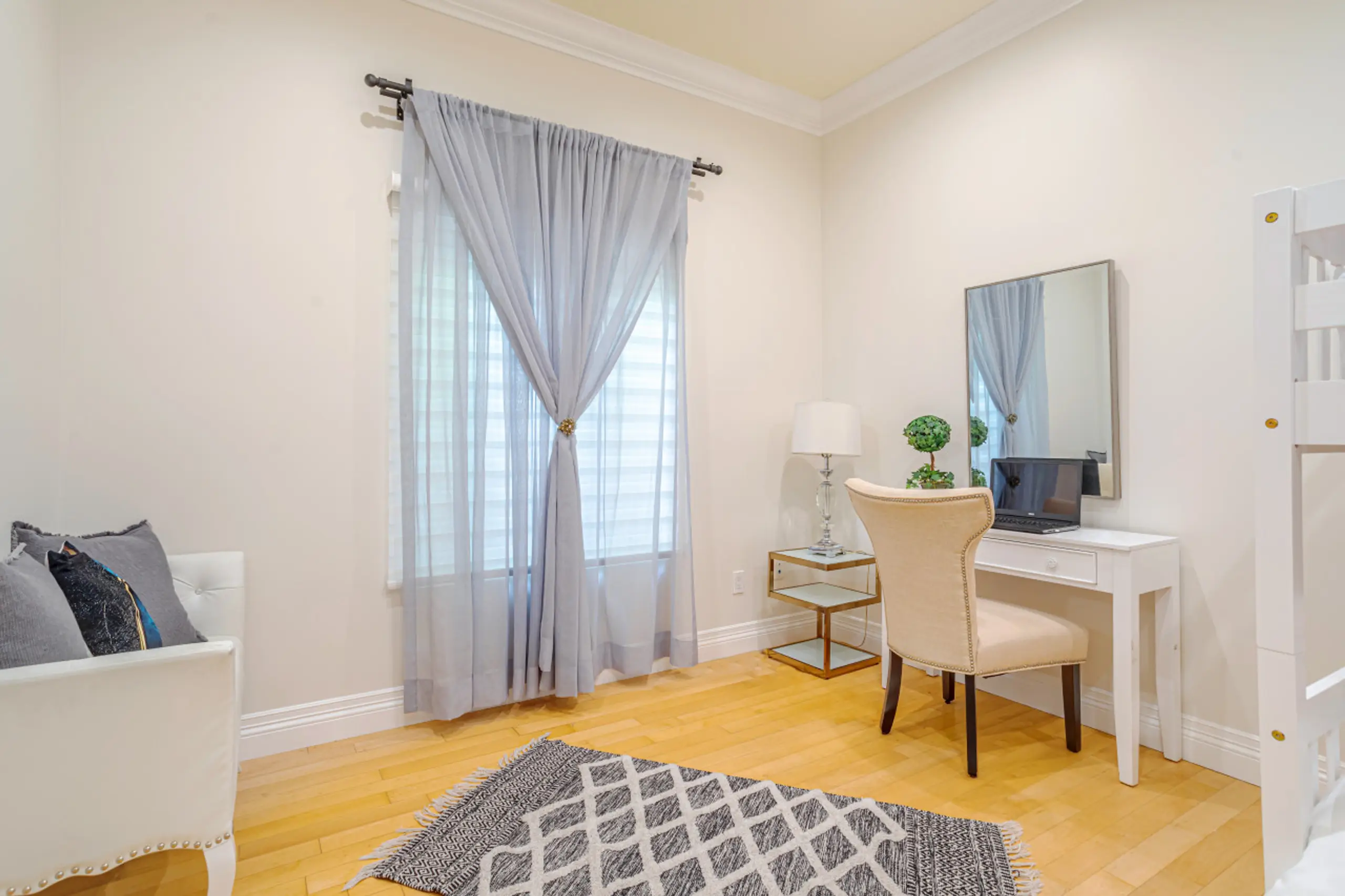 Ja's Calvert 4-Bed Abode — photo 3