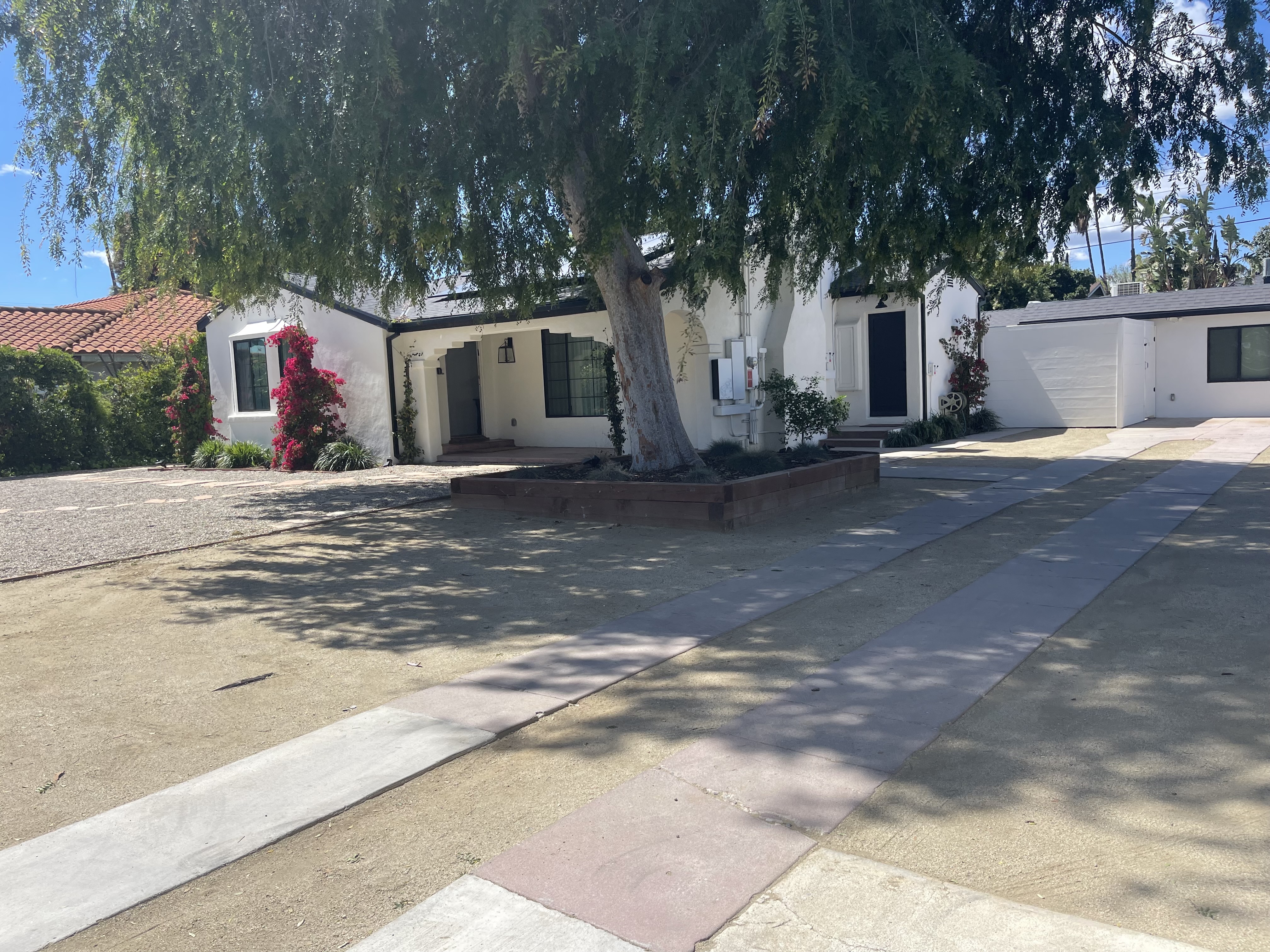 J's Hideout with Guest House