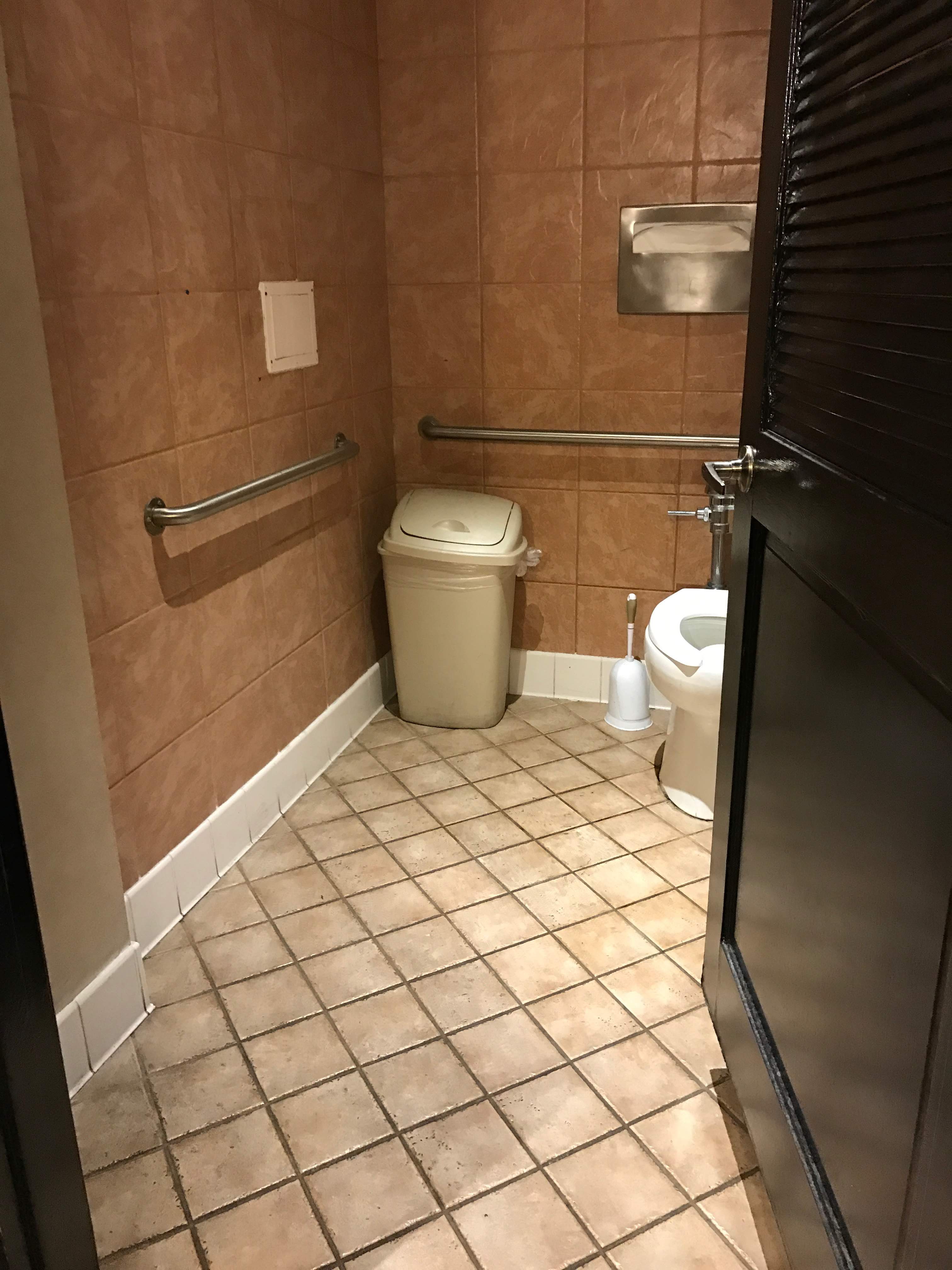 V's Vibrant Club — photo 4