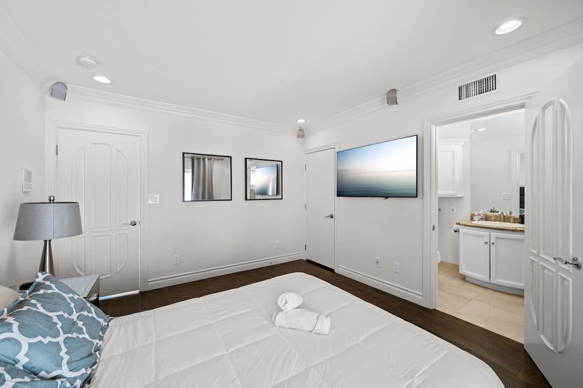Encino Stylish Home — photo 11